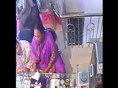 Two ladies theft gold chain from jewellery shop