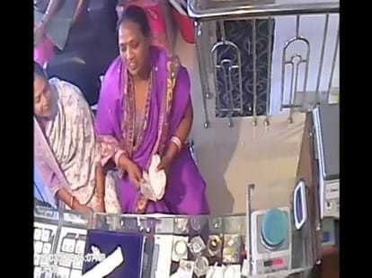 three women theft jewellery from shop
