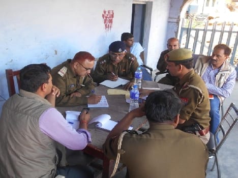 robbery in two express train between mathura and agra