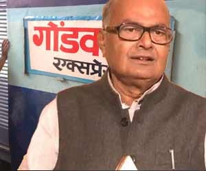 loot with mp finance minister in train.