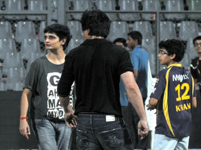 police register FIR against Shah Rukh Khan in Wankhede case