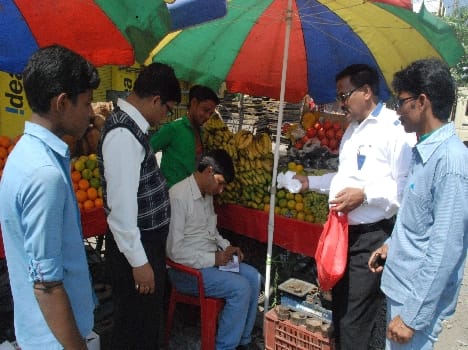 20 sell shopper holding Palithin