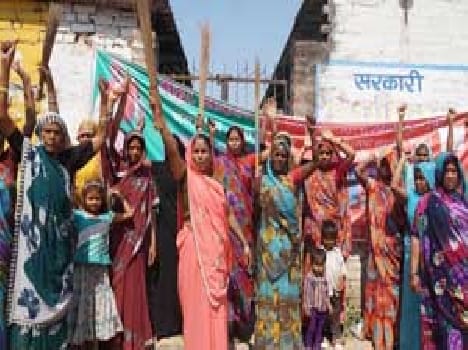 Wemens Reacted Agenst For Waine Shop In Sarnath Area