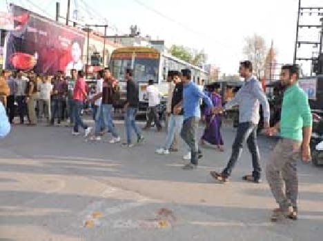 Candidates by road blockades