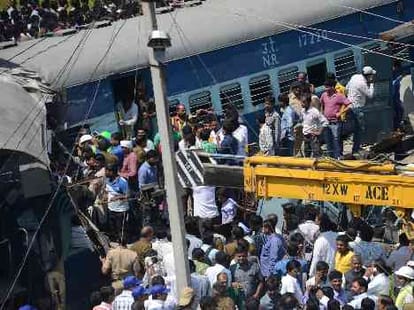Investigation of Janta train accident in Bachhrawan.