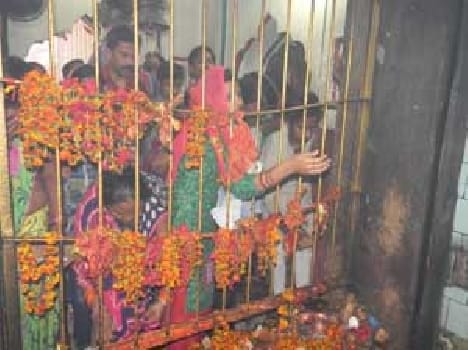 Mother in court drew a crowd of devotees