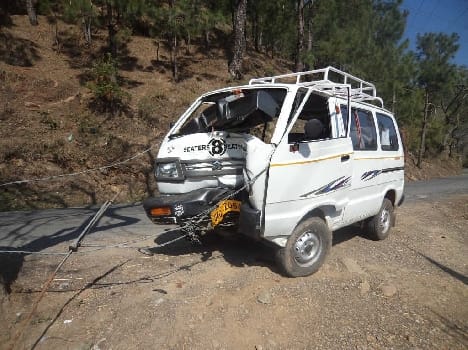 The car crashed into a tree , four injured