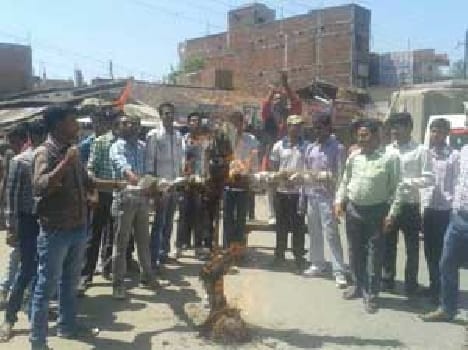 Etawah , Mainpuri accused of putting the youth , blew the government's effigy