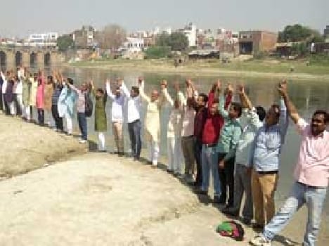 Emphasis on water conservation by creating human chain