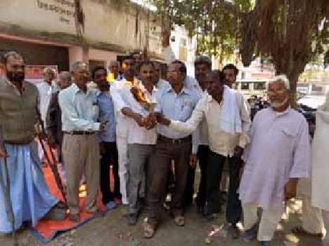 Opposition expressed by burning a copy of the budget