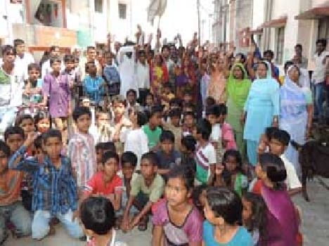 Kanshi Ram housing allottees blew the effigy of Aksian