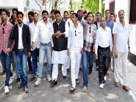 Electrical workers protest committee 's Day celebrated