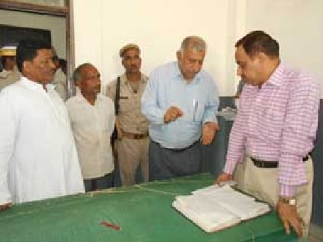laboratory technician taking bribe, got punished