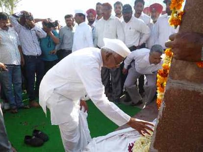 Activist Anna Hazare's car auctioned were 9.11 million.
