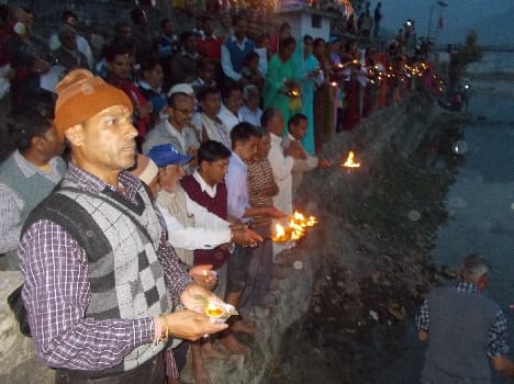 Are involved in the Ganga Arti devotee
