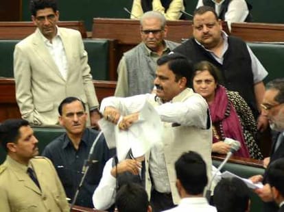 row in J&K LA and LC over fund distribution