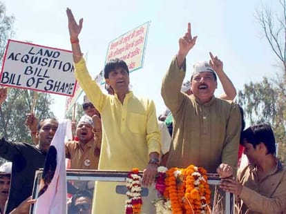 Kumar vishwas rally in gaziabad attracted few people