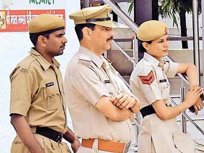girl teasing issue: police employee will travel in uniform