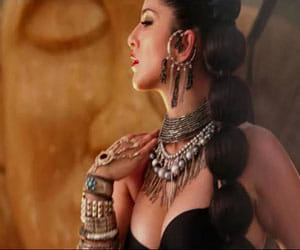 Sunny Leone focus on the male behavior