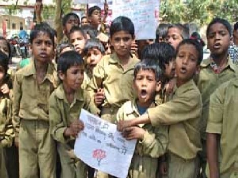 Transfer of primary school children protesting Rathamik school .