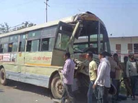 Truck - bus driver and six injured in collision