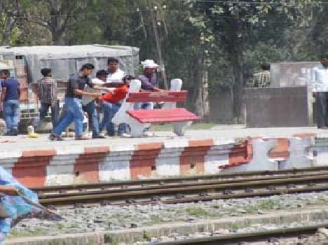 Candidates admitted to the raging police batons, riot
