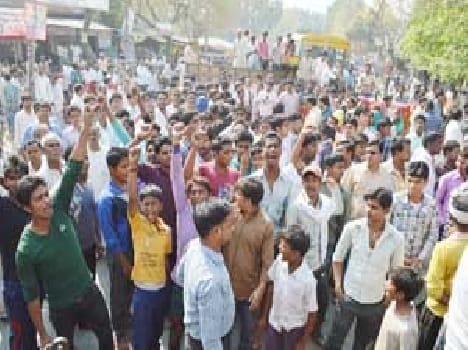 In protest against the murder of businessman jewelry jam