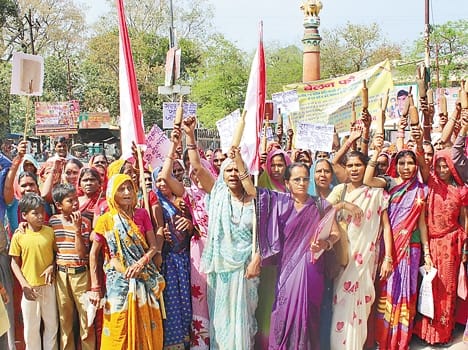 Demonstration by women , sent a memorandum to CM