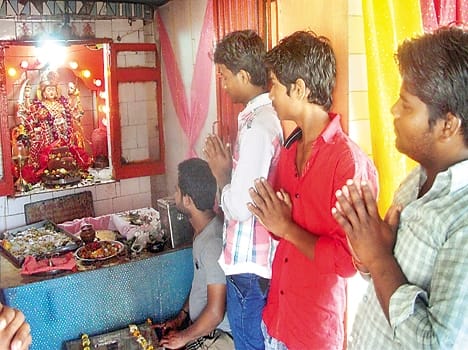 The worship of the crowd thronging kaalaraatri