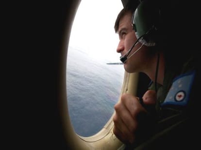 flight crew didn't let woman call her suicidal husband