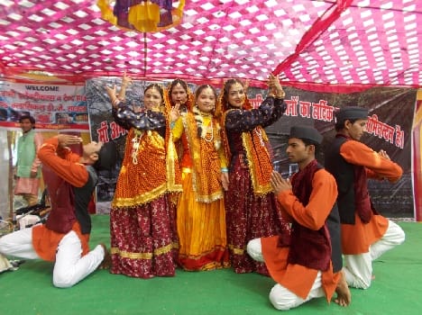Caitr???am? m?l? m?? s?nskr?tika k?ryakram?? n? b?ndh? sam?? Picture of cultural events tied to the fair Catrashtmi