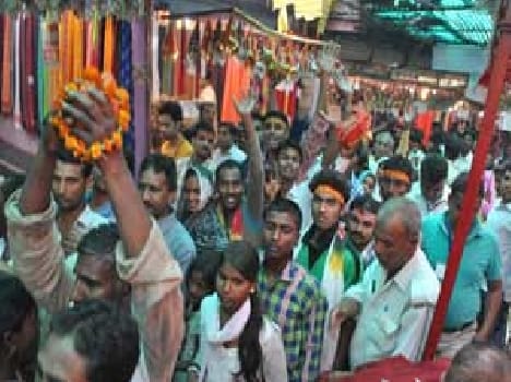 Sraddhaluaon Dham is full of the streets , having appeared devout mother happy , devotees Due to his forehead tribute