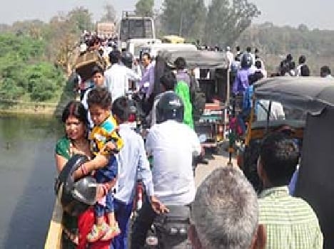 Young man killed with a knife , bodies thrown