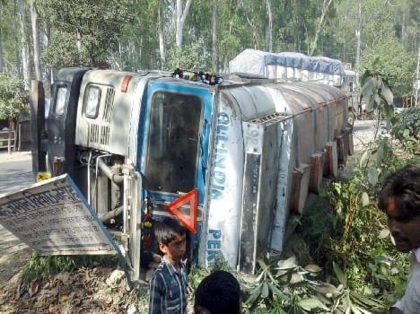 Tanker overturned on kiosks , driver - cleaner injured