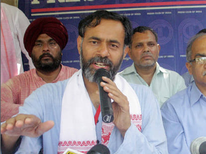 aap 'chanakaya' yogendra yadav trying to attract party volunteers