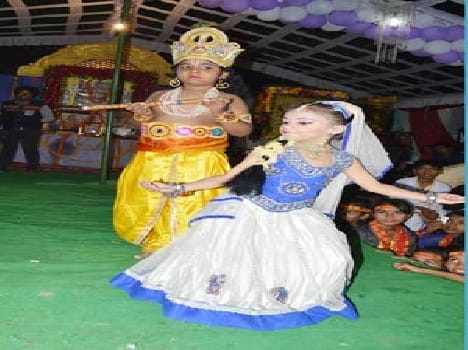 children present radha krishna tableaux