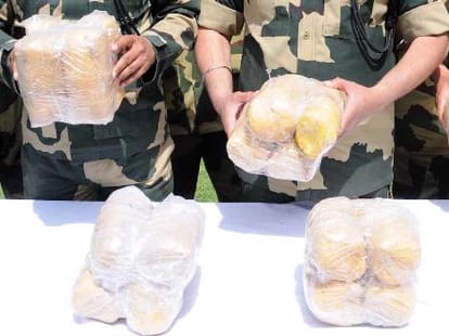 firing in bsf and drug smuggler, bsf caught 1 billion heroine