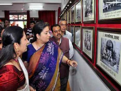 narendra modi minister samriti irani tempered after watching media