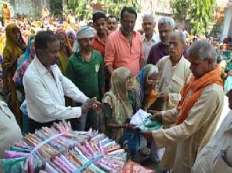 500 women were distributed sari