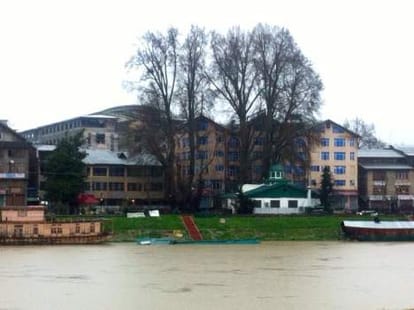 army rescued many peoples in anantnag