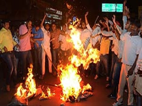 Violent protest against the paper out , blew bus