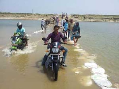 Despite stopping , people undergoing submerged bridge