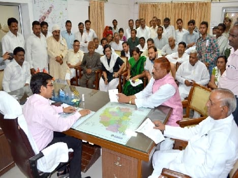 four farmers have died due to shock in mathura