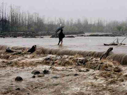 flood alert sounded in srinagar as water level in jhelum rises 