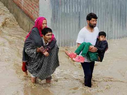 flood alert sounded in srinagar as water level in jhelum rises 