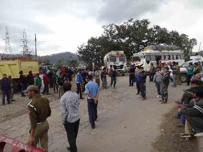 as water level rise peoples evacuated from twin rivers bank
