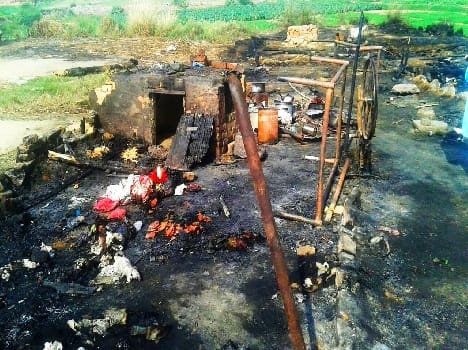 Six huts on fire, the loss of thousands of