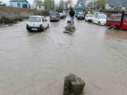 rain continues in kashmir, avalanche warning
