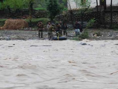rain continues in kashmir, avalanche warning