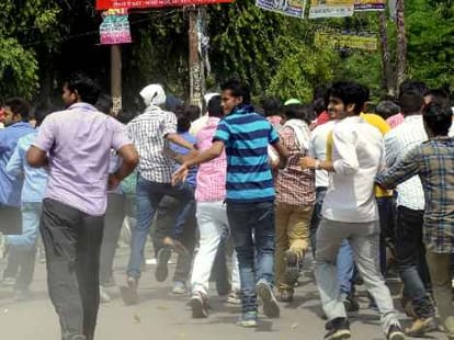 Violence breaks out in front of UPPSC headquarters 
